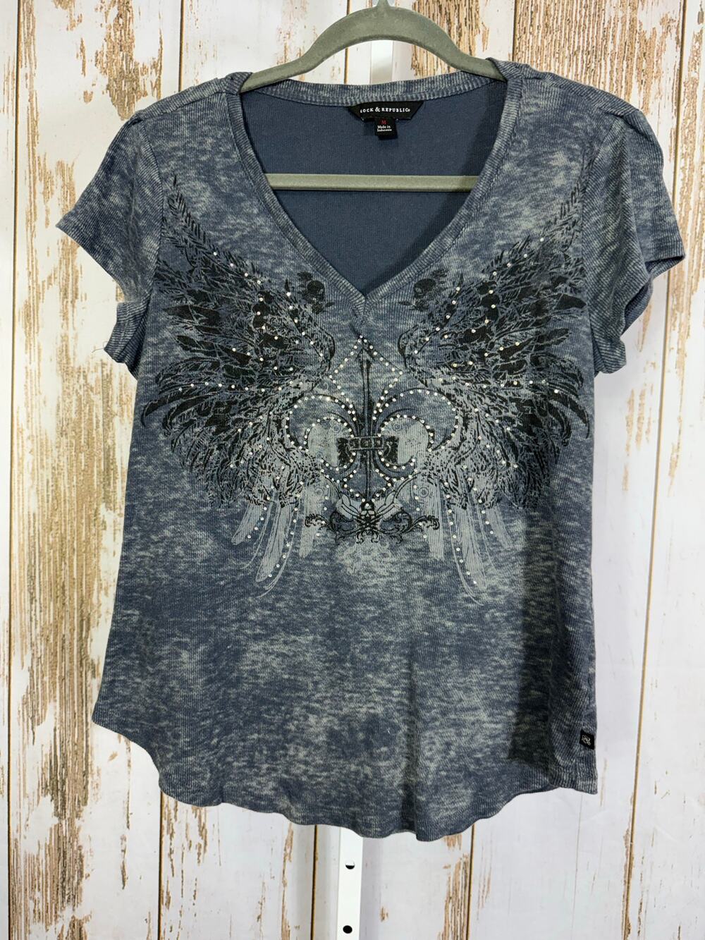 Rock & Republic, Glitzy Ribbed T-Shirt. Size Medium. Excellent condition!